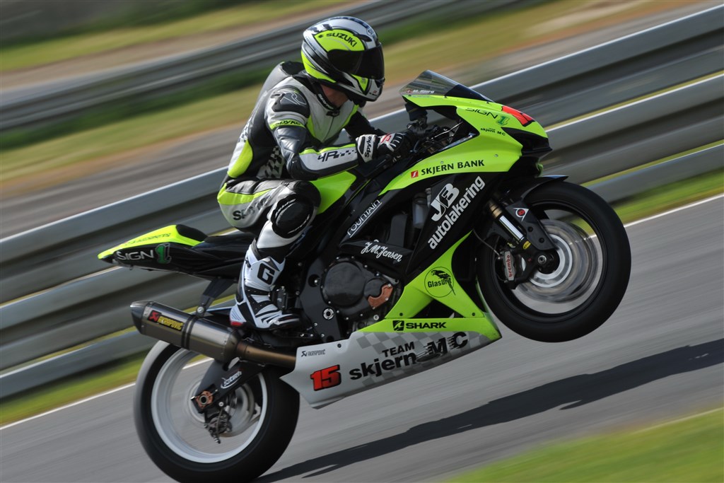 Accelerationen er voldsom. Her er det Mikkel Bjerg, der løfter forhjul på sin Suzuki. For enden af Padborg Parks langside når de hurtigste kører 250 km/t
(Foto: Morten Alstrup)